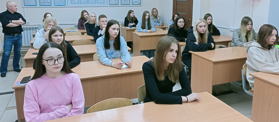 В колледже для студентов группы 24/О/П-1 и группы 24/О/БД прошла еженедельная торжественная линейка. Ведущие мероприятия – студентка группы 23/О/П - Дарья Каргополова и студент группы 24/О/П - Максим Тулба.(21.10.2024)